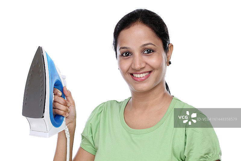 快乐的年轻女人拿着蒸汽熨斗，背景为白色图片素材