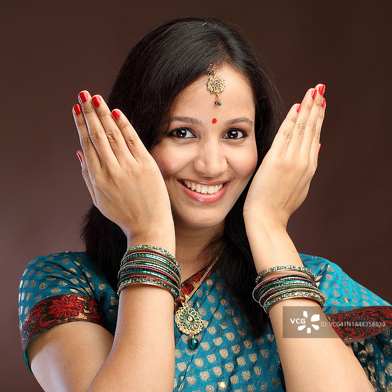 兴奋的年轻印度传统女性图片素材