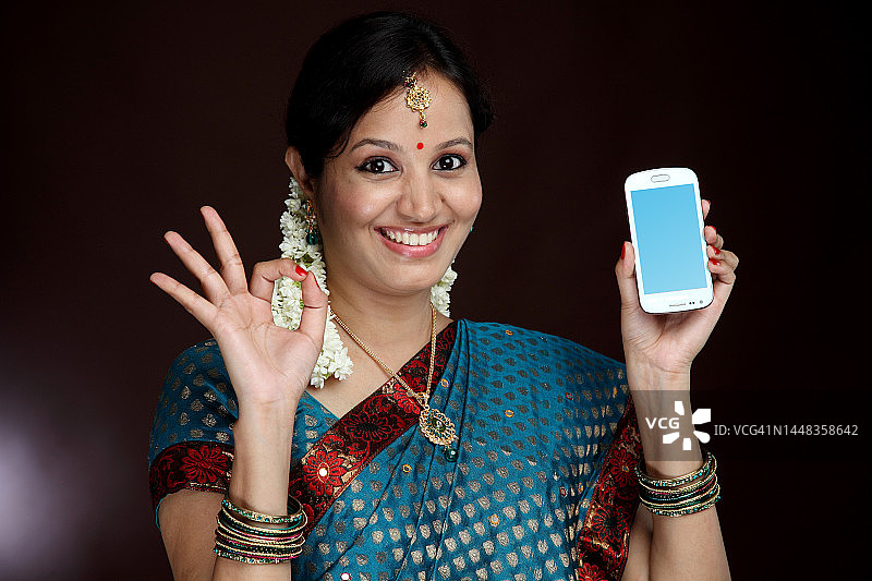 手持手机的年轻女人图片素材