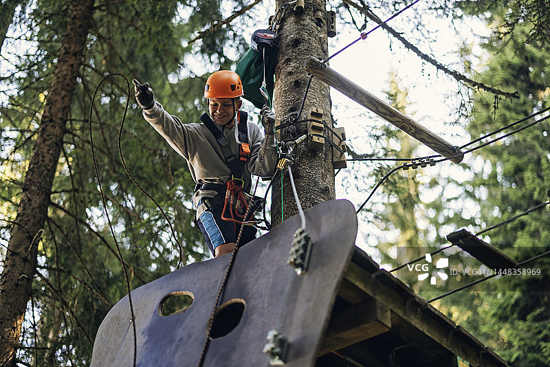 青少年在绳索冒险公园玩耍图片素材