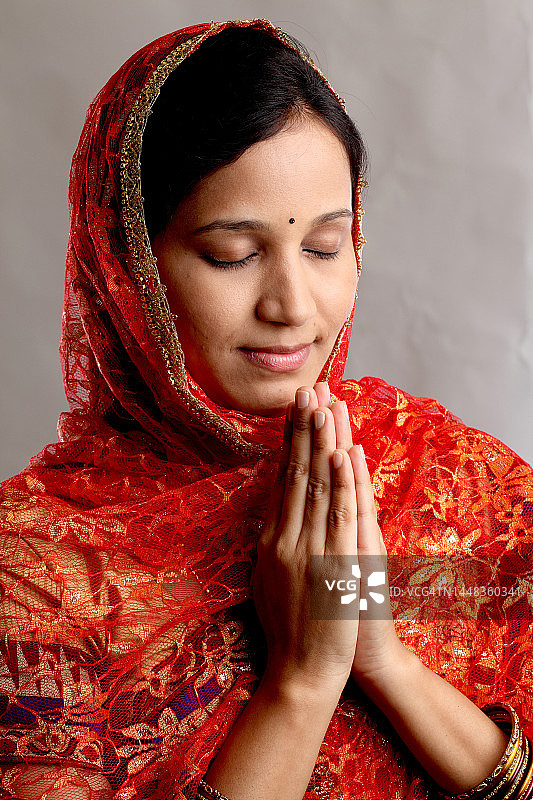 双手合十祈祷的年轻印度女人图片素材