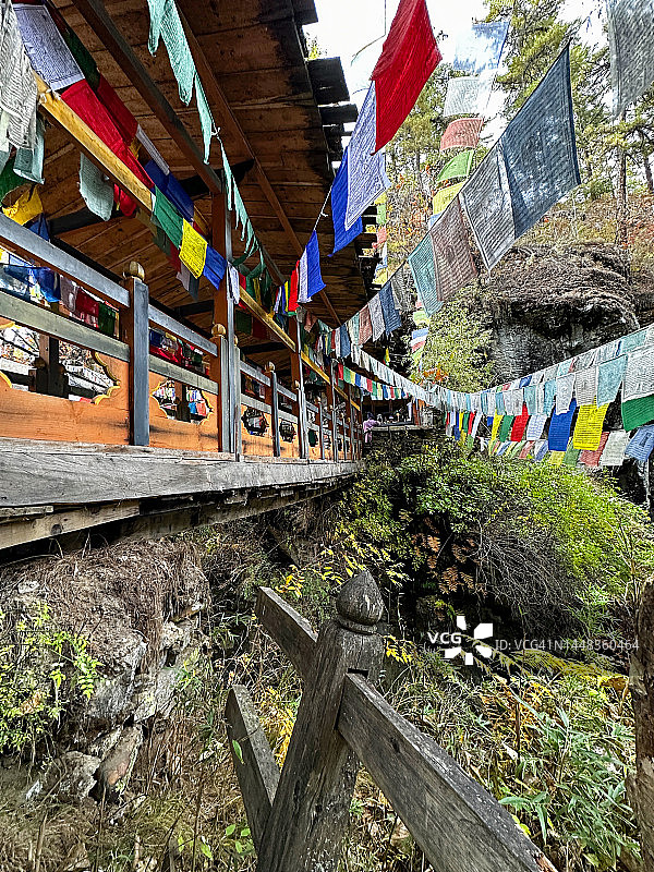 带有佛教祈祷旗的古老木桥图片素材