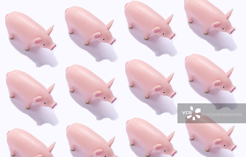 白色背景上的玩具橡胶猪无缝图案图片素材