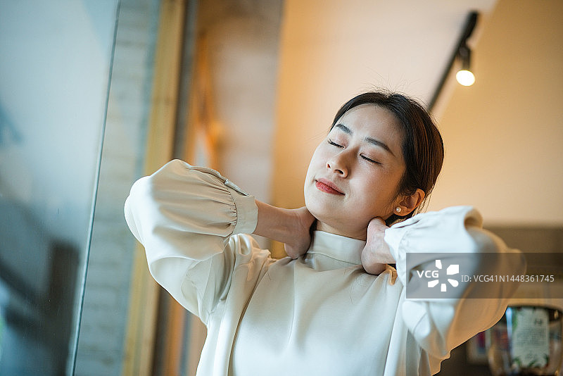 亚洲女性颈部疼痛图片素材