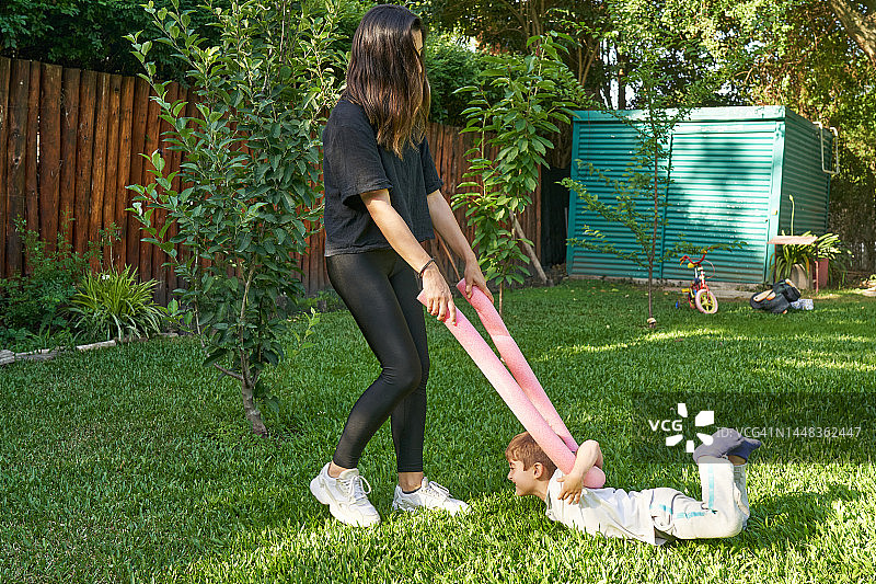 花园里和母亲在一起的动态男孩图片素材