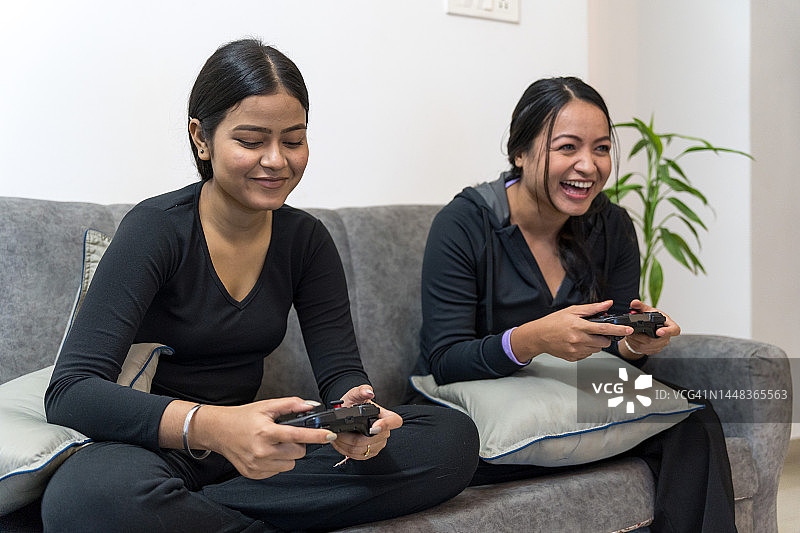 两位女性朋友玩电脑游戏图片素材