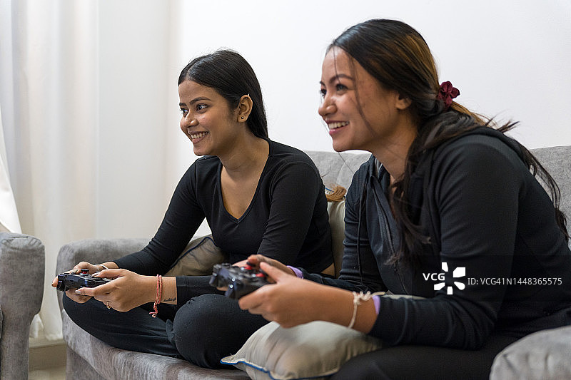 两位女性朋友玩电脑游戏图片素材
