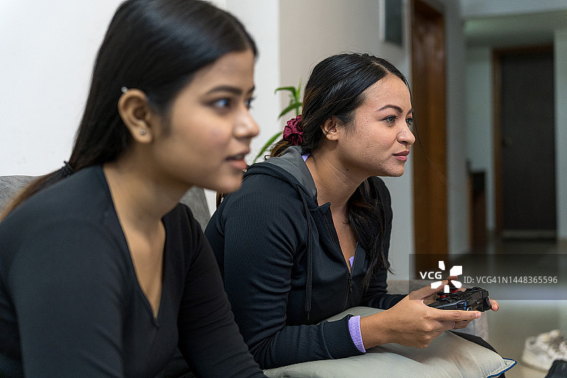 两位女性朋友玩电脑游戏图片素材