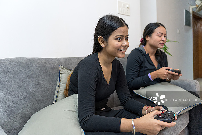 两位女性朋友玩电脑游戏图片素材