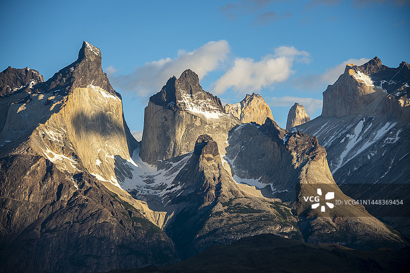 智利百内国家公园的智利安第斯山脉的清晨景色图片素材