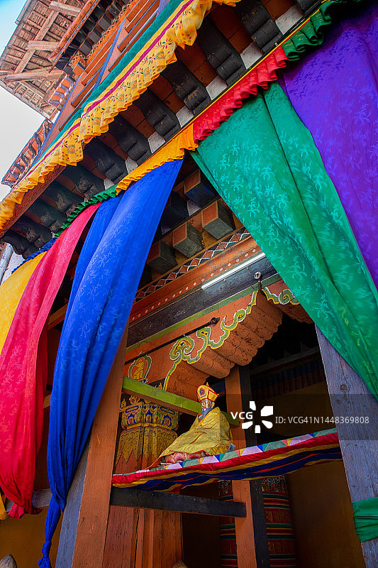 寺庙门上的宗教雕像特写图片素材