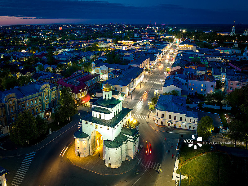 弗拉基米尔市夜景全景：城市街道的夜间照明，城市中心和金门景观图片素材