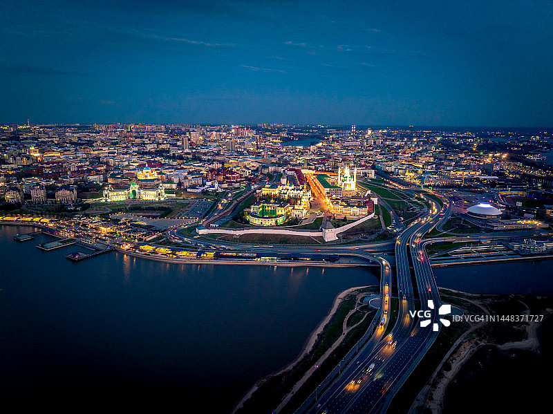 俄罗斯喀山克里姆林宫和库尔·沙里夫清真寺夜景航拍全景图片素材