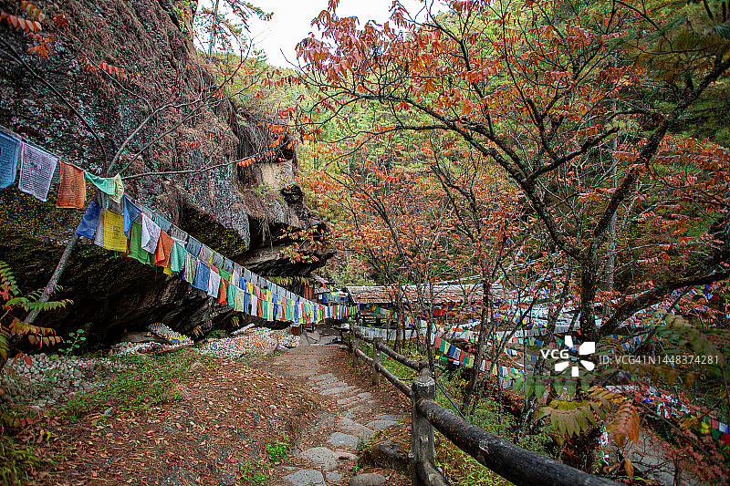 带有佛教祈祷旗的古老木桥图片素材