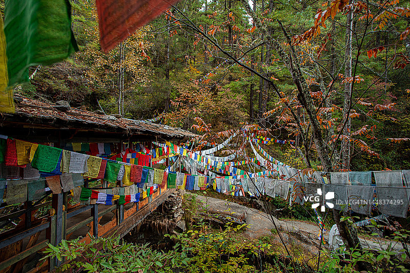 带有佛教祈祷旗的古老木桥图片素材