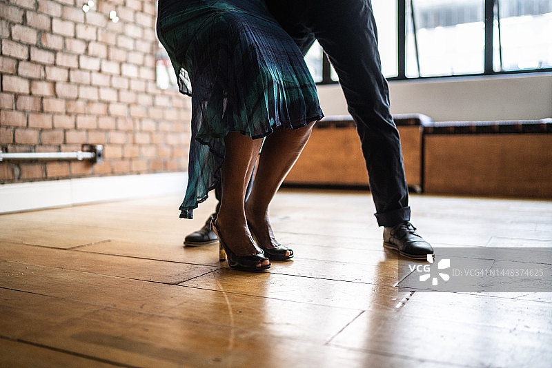 老年夫妇在舞蹈大厅练习舞步的下半身视角图片素材