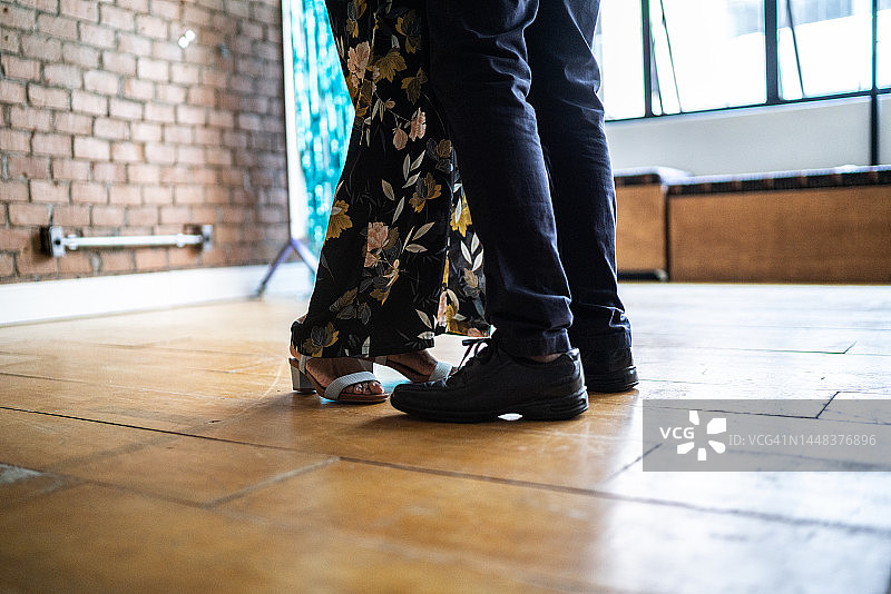 老年夫妇在舞蹈大厅练习舞步的下半身视角图片素材