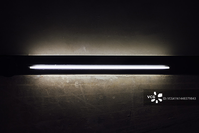 混凝土天花板和长灯图片素材