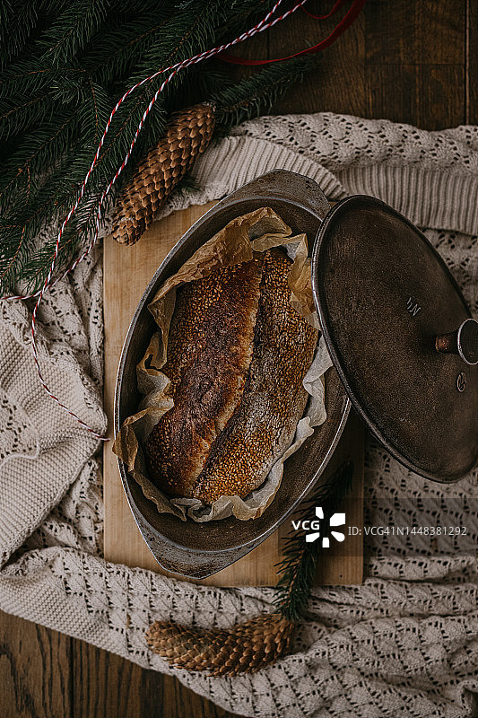 圣诞装饰中的自制酵母面包图片素材