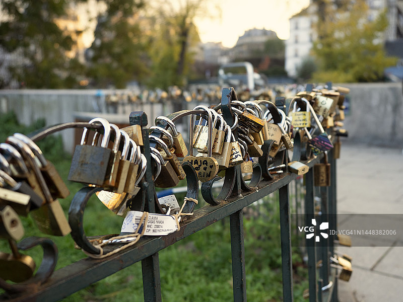 挂在栅栏上的各种锁图片素材