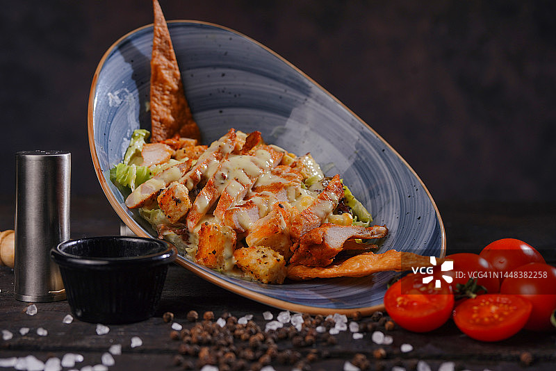 自制鸡肉凯撒沙拉配生菜和帕尔马干酪图片素材