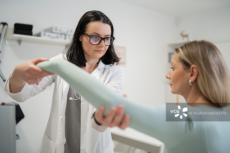 女理疗师在康复中心治疗病人图片素材