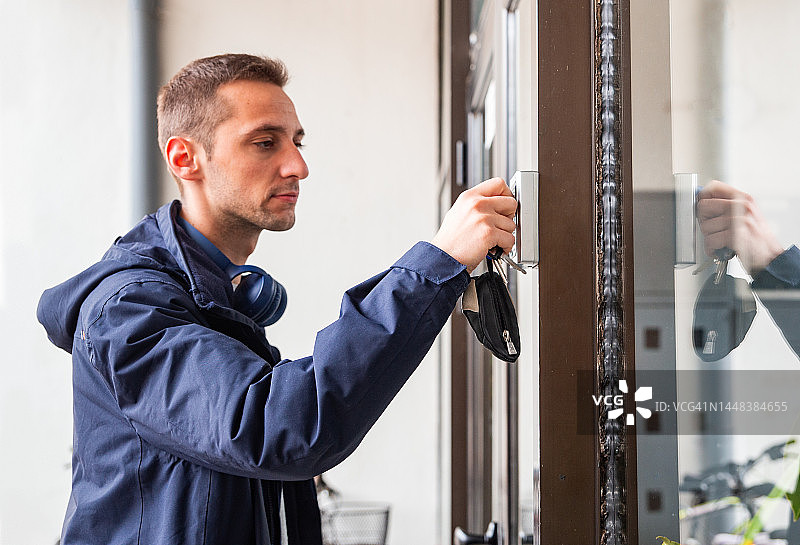 青年男子进入建筑物图片素材