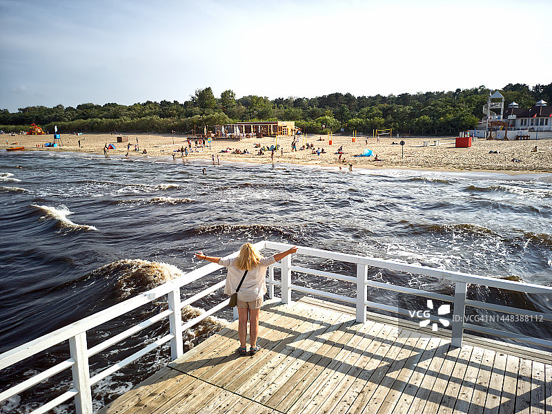 站在码头上的女子背影图片素材