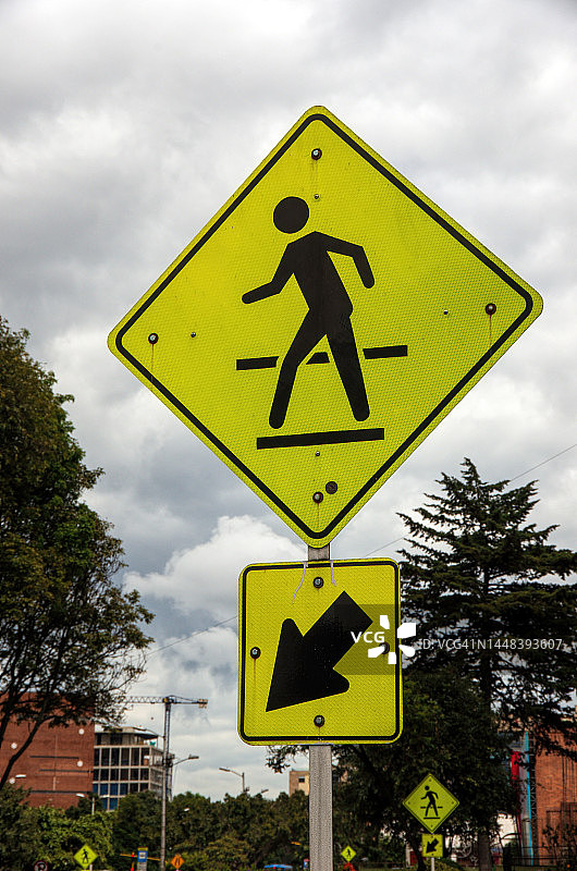 指示人行横道的道路警告标志图片素材