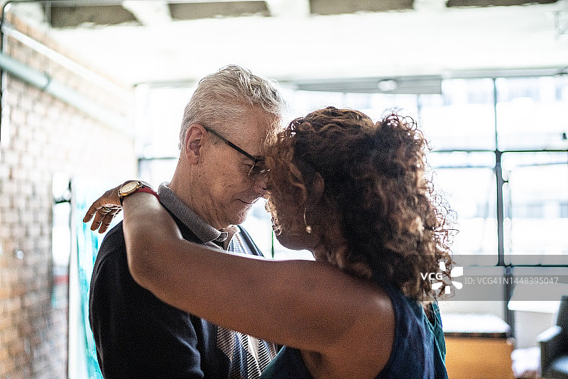 老年夫妇在舞厅跳华尔兹图片素材