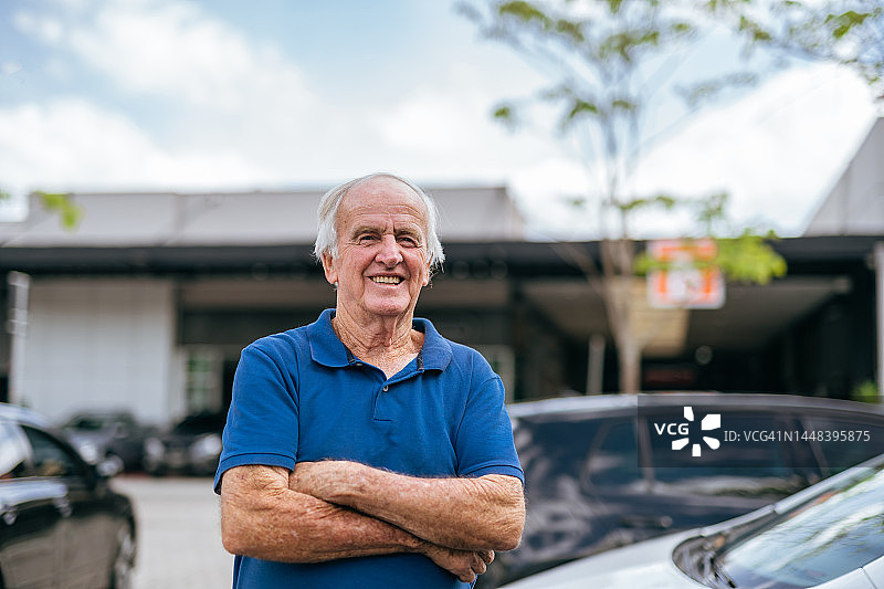 在二手车市场看车的年长男人图片素材