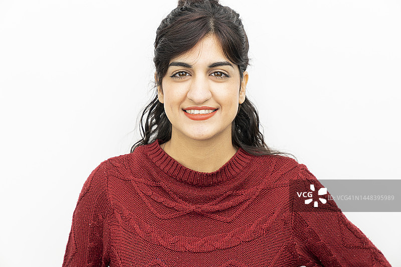 白色背景下的年轻中东女性肖像图片素材