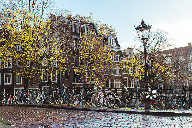 第一视角：停在阿姆斯特丹的自行车图片素材