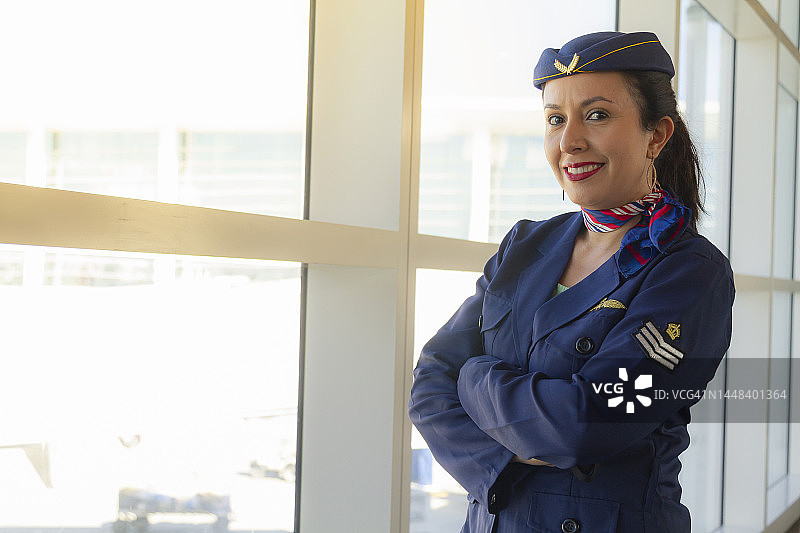 笑容满面、自信的拉丁裔空姐 портрет，欢迎乘客图片素材