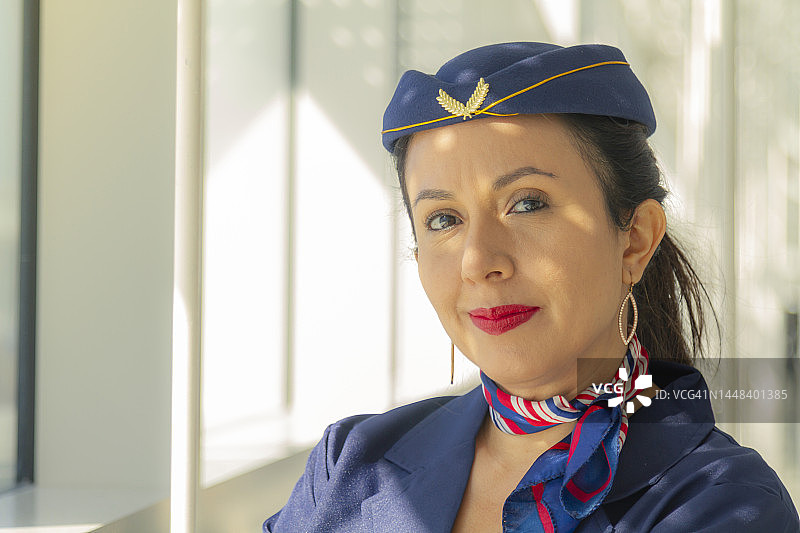 笑容满面、自信的拉丁裔空姐 портрет，欢迎乘客图片素材