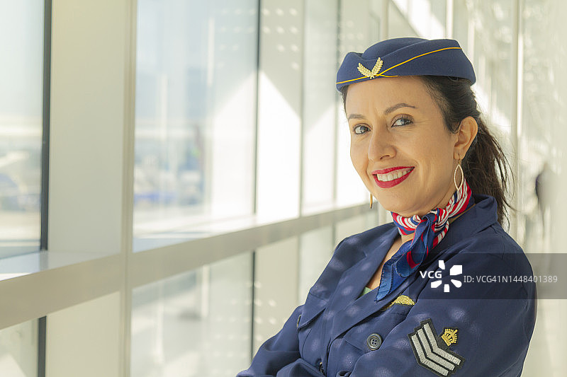 笑容满面、自信的拉丁裔空姐 портрет，欢迎乘客图片素材