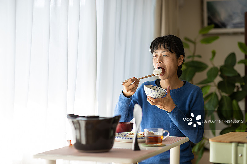 邀请朋友到家中共进午餐的女子图片素材