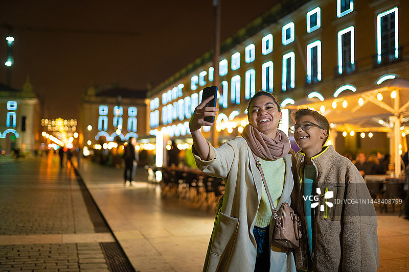 在里斯本过圣诞节的家庭自拍图片素材