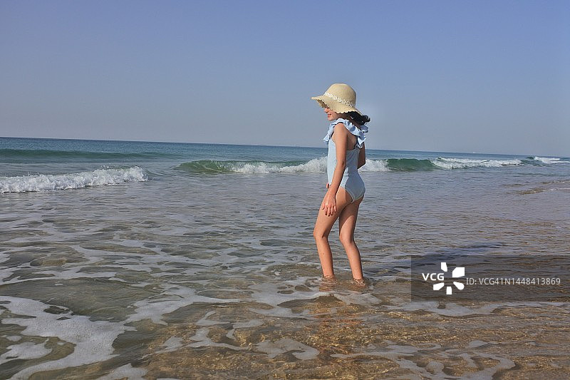 年轻女孩在地中海游泳图片素材