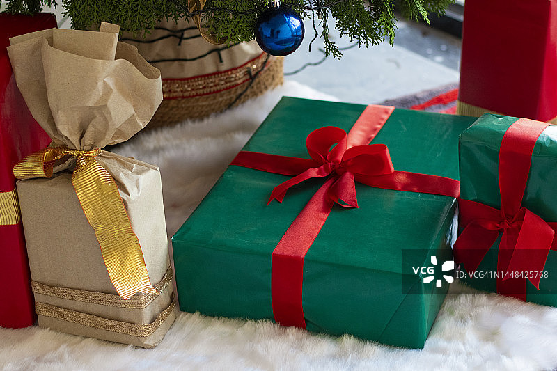 圣诞树下的包装礼物图片素材