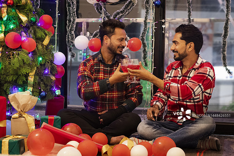 朋友们在家里享受圣诞派对图片素材