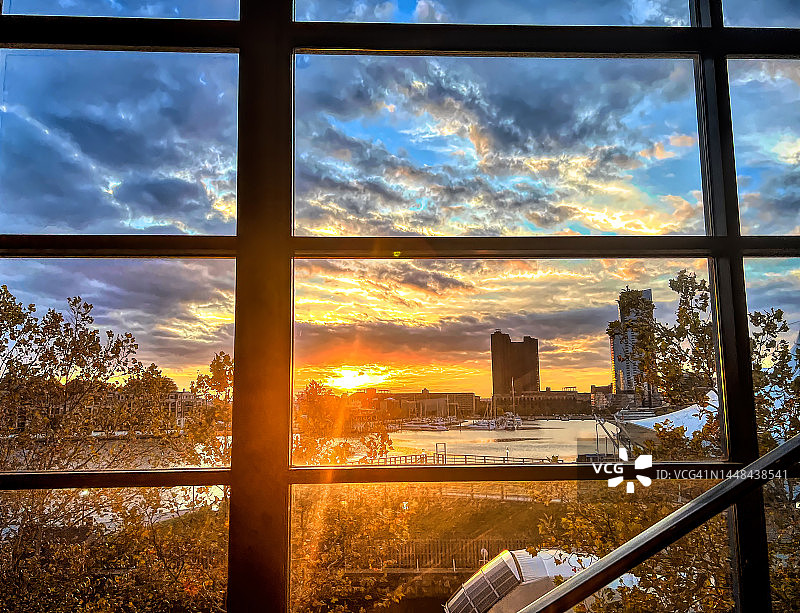 马里兰州巴尔的摩港的日落图片素材