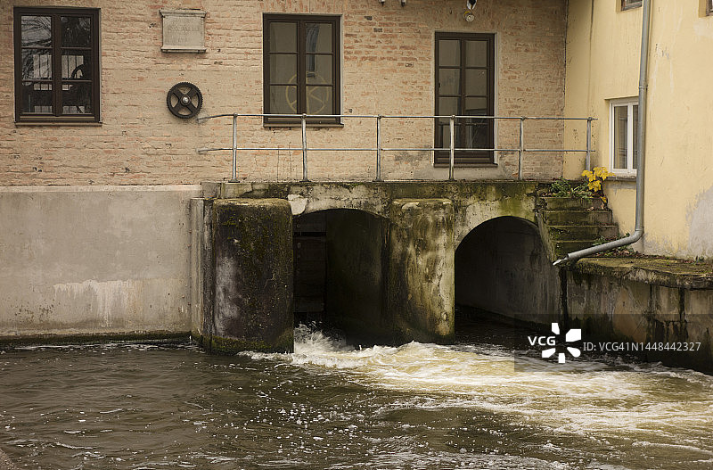 流经自来水厂的河流图片素材