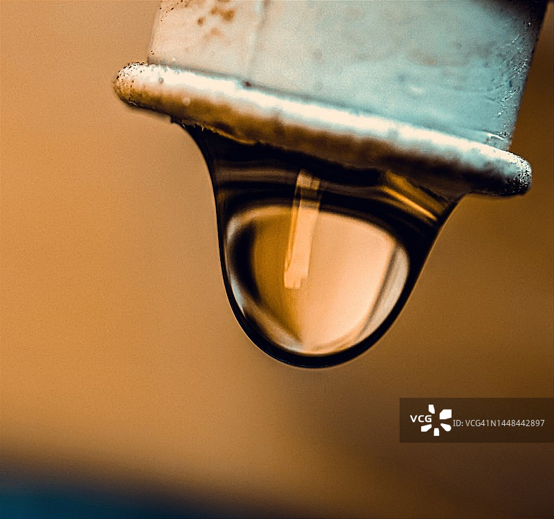 水龙头滴水图片素材