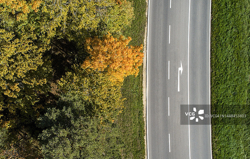 带有俯视绘制箭头的公路图片素材
