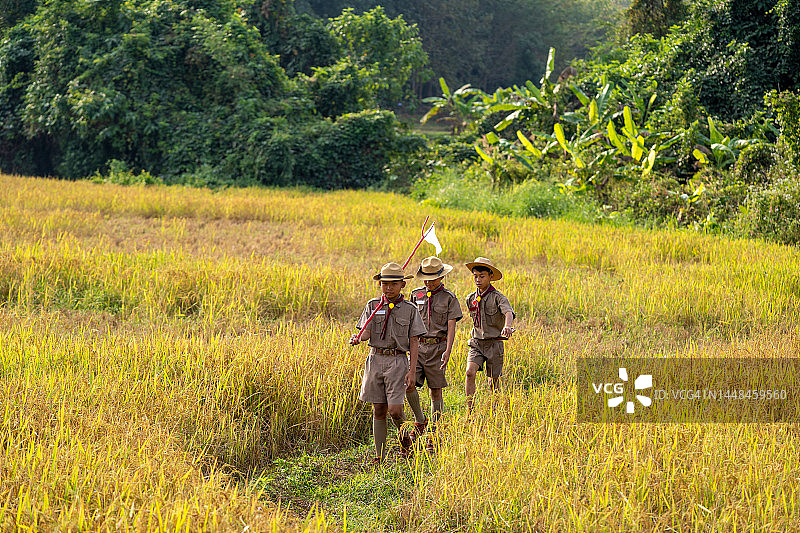 儿童探险旅行：露营徒步乐趣图片素材