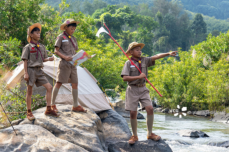 童子军在森林中行走图片素材