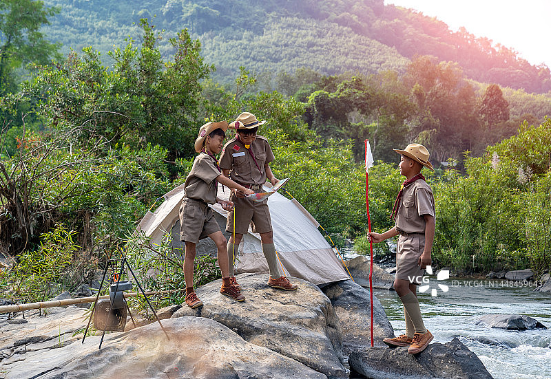 童子军在森林中行走图片素材