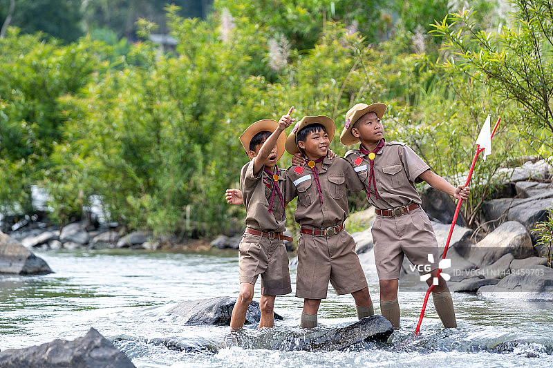 孩子们在冒险旅行中玩耍的童子军图片素材