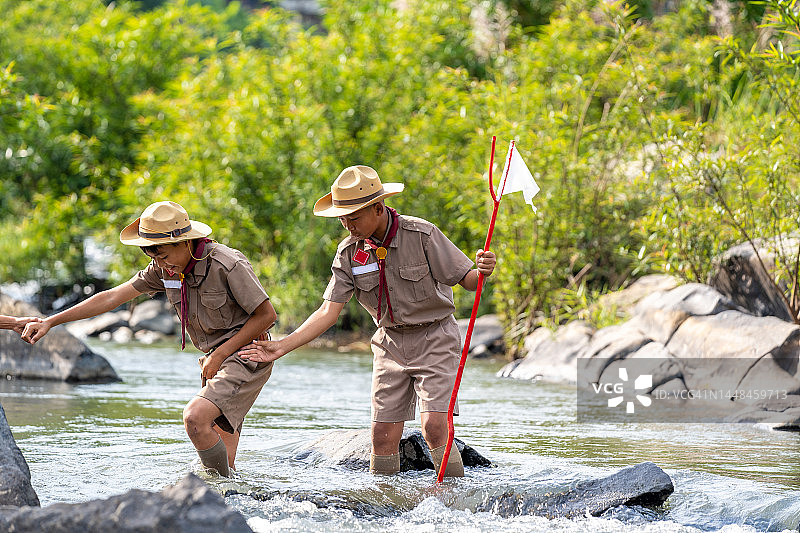 在绿色森林中的童子军，冒险和旅行的概念图片素材